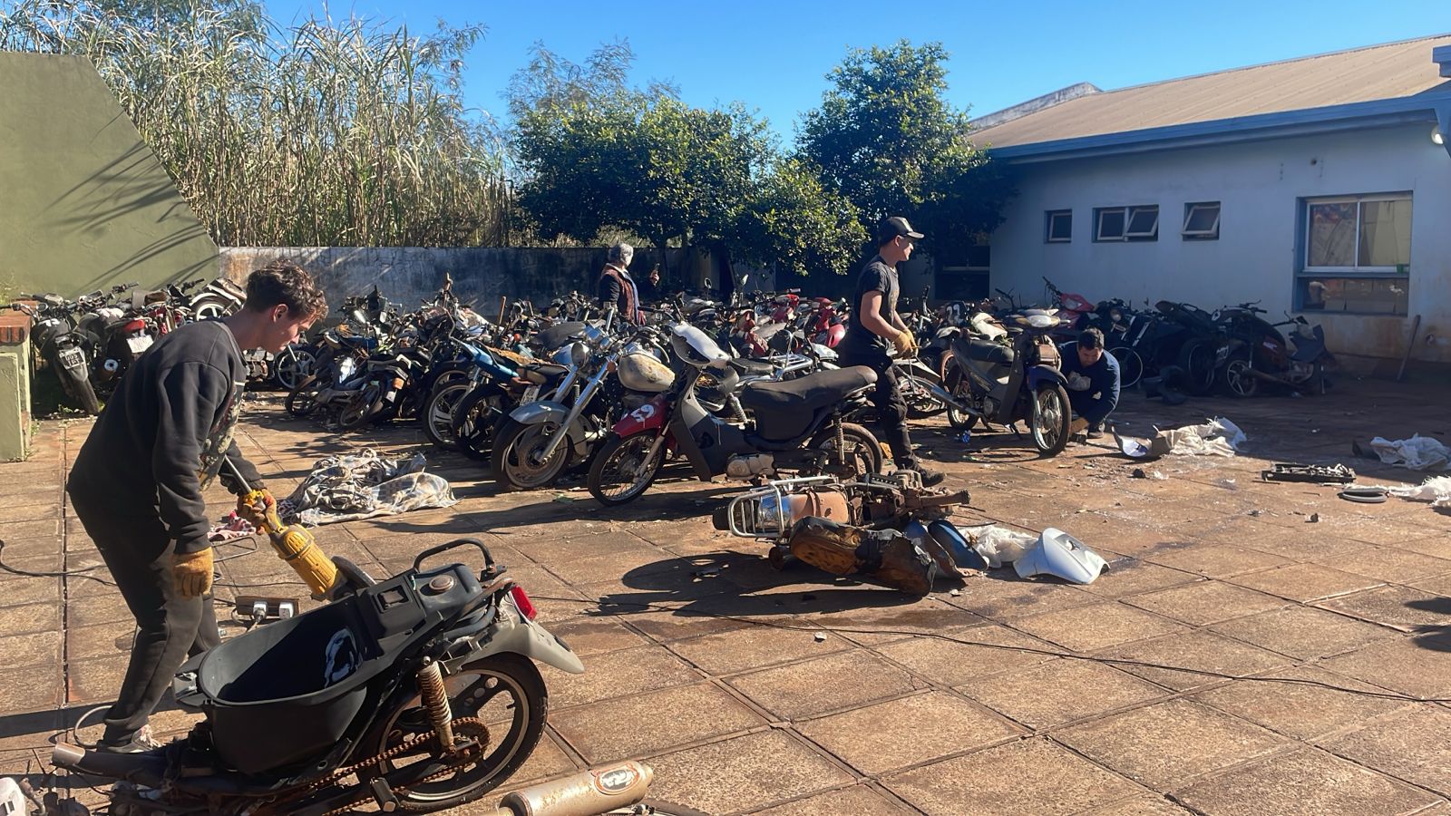 Compactaron 40 motos secuestradas por infracciones de tránsito en Apóstoles